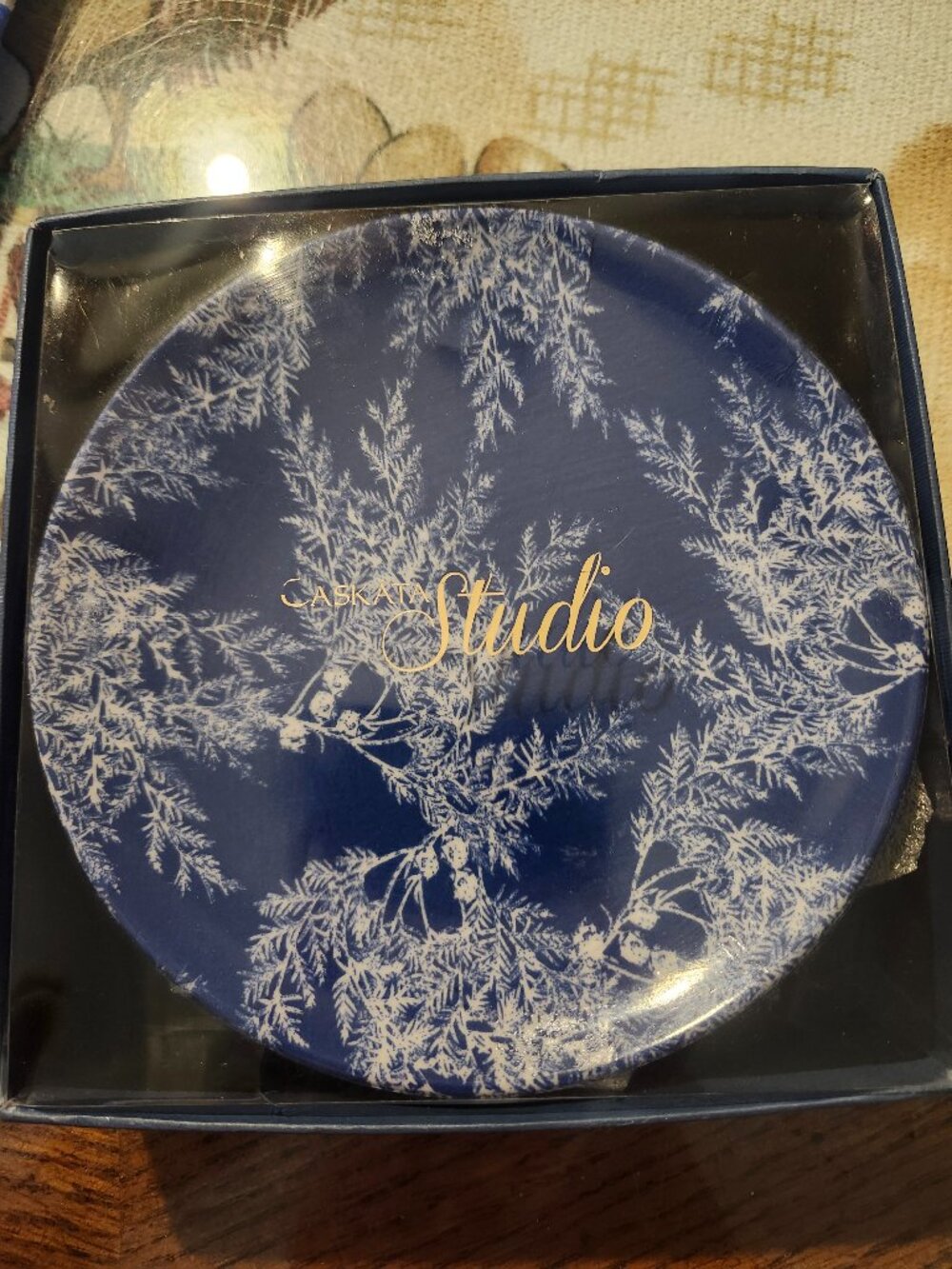 New in box vintage Caskata Studio Canape Plate set in cedarblue